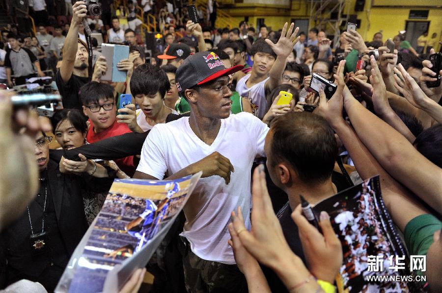 9月1日,美国NBA球星隆多(右)为篮球夏令营优秀球员颁奖。当日,美国NBA波士顿凯尔特人队球星隆多在香港南华体育俱乐部举行的篮球训练营活动进入最后一天。首次来港的隆多在两天的训练营活动中,指导青少年球技、与球迷近距离接触,受到香港市民欢迎。新华社记者陈晓伟摄