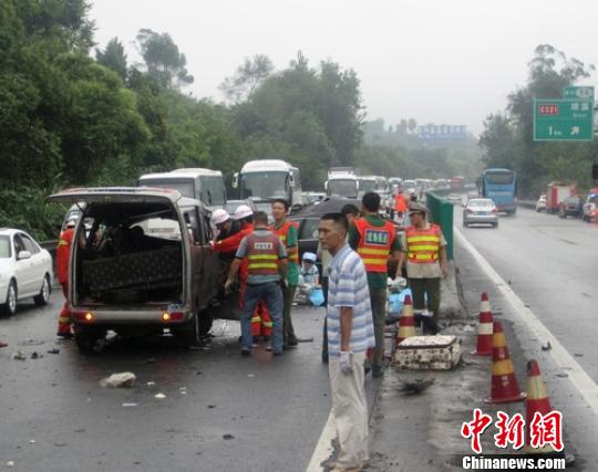 厦蓉高速四川资中段发生一起交通事故,两小车相撞,造成5人死亡,3人