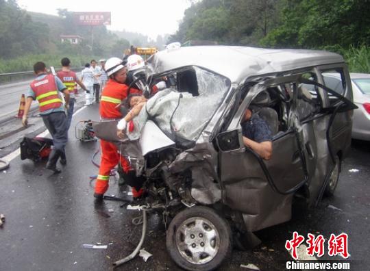 厦蓉高速四川资中段两车相撞致5死3伤(图)