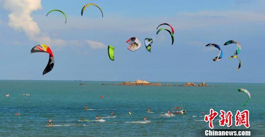 海峡两岸风筝帆板邀请赛在福建湄洲岛揭幕(组