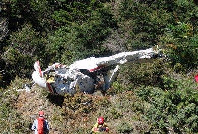 台失事侦照机机头受重创 3机组人员疑当场罹难