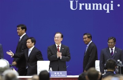 昨日,中国国务院总理温家宝在新疆乌鲁木齐出席第二届中国亚欧博览会并致辞。杜洋 摄