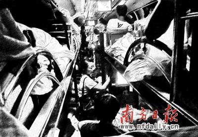 在一辆由深圳开往南昌的卧铺车上，过道上睡满了超载乘客。