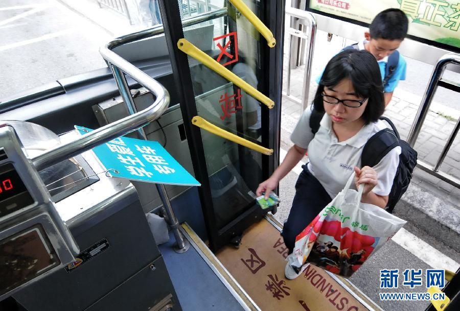 福建开通学生爱心专用公交车 保障学生准时,安全上下学(组图)