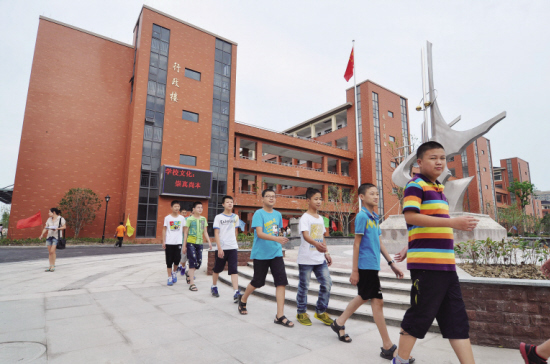 9月1日上午,来紫微初级中学报到的学生在老师带领下,列队参观新校园.