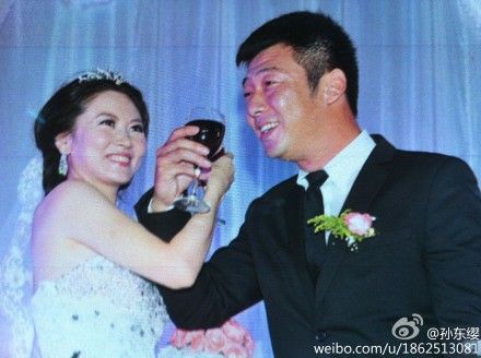 曲东结婚了!这次不是笑话! 抱新娘连做5个蹲起(图)