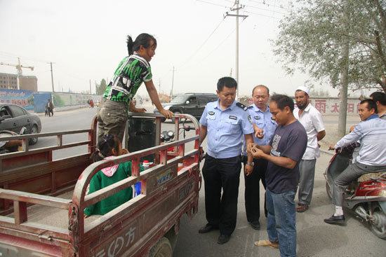 新疆阿克苏市公安局采取大规模行动查处三轮车载客"乱