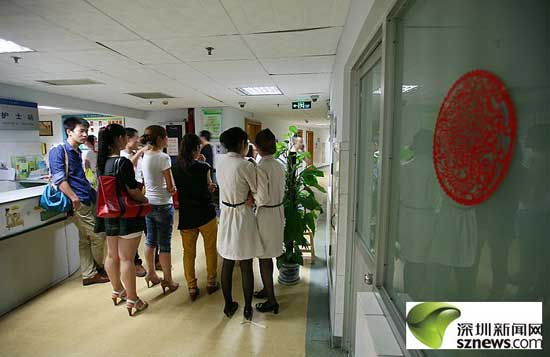 深圳/深圳市二医院手术室外面等待被砍伤护士情况的伤者家属和媒体...