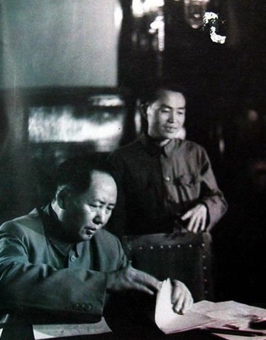 胡乔木和毛泽东在一起(资料图)