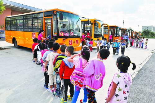 9月3日,山东邹平县西董街道幼儿园的学生乘校车离校.