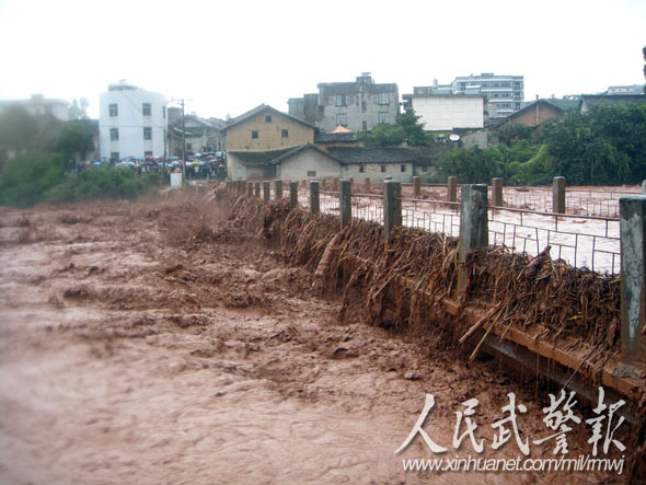 8月31日,冕宁县泸沽镇突发洪水,2000余名群众被困.