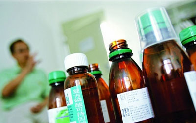 大量服用也容易上瘾; 磷酸可待因属于中枢性镇咳药