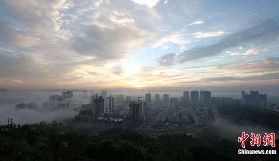 9月3日凌晨,重庆市大足区暴雨过后,城市高楼云雾弥漫,朝霞绚丽多彩