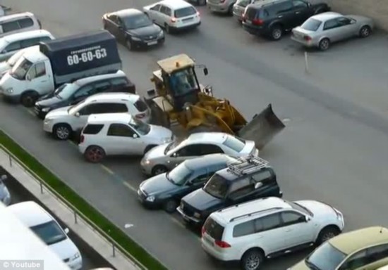 喝醉酒的司机驾驶挖掘机在停车场横冲直撞视频截图