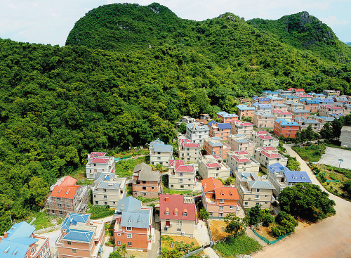 近年来,平果县陆续建成一批农民住宅,多彩的房屋映衬着山峰绿树,成为