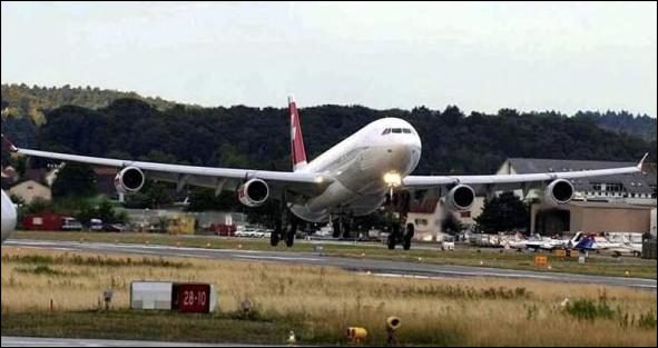 瑞士国际航空公司3日证实,该公司2日由苏黎世飞往北京的LX196航班一架客机因两名中国籍乘客在机上斗殴而被迫返航。目前这两人已被移交至苏黎世州警方接受调查。