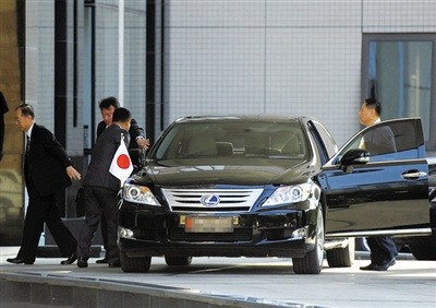 8月29日,日本驻华大使丹羽宇一郎(左一)乘车抵达位于北京的中国社会