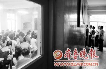 小学刚开学,家长密切关注孩子的学习状态。(资料片)
