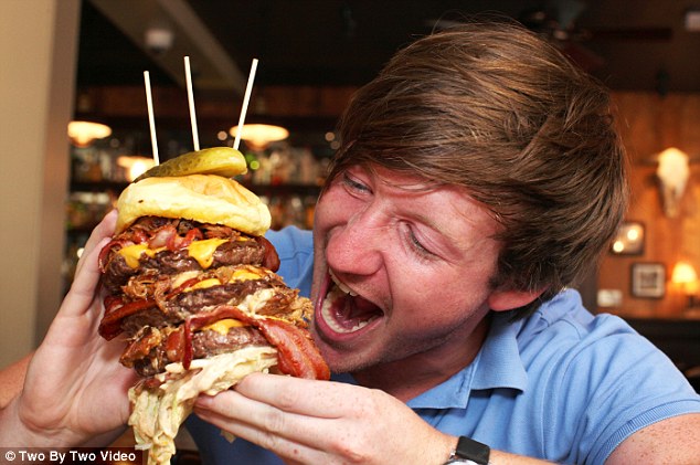 伦敦餐馆办巨型汉堡挑战 10分钟吞20厘米汉堡(组图)