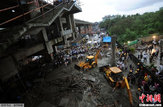 印度孟买在建地铁桥坍塌 造成1死11伤(组图)