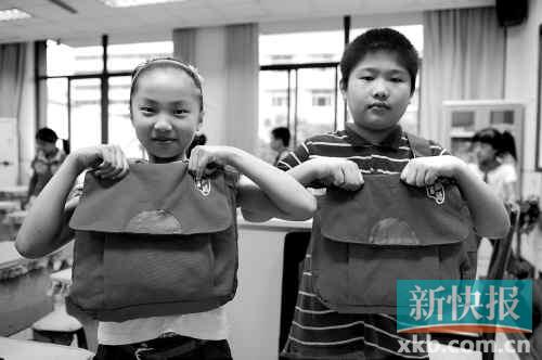 广州小学生负担重 家长建议推行三斤半书包