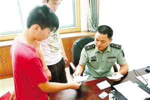 18岁帅哥来办兵役证(图)