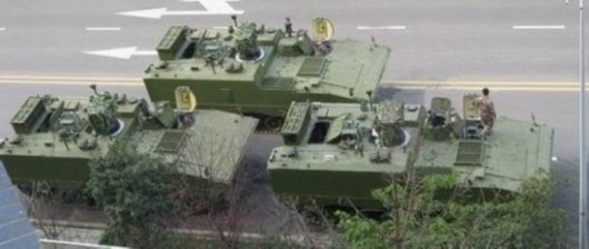 不久前中国军事网站武器装备论坛上出现了带伸缩杆的新型装甲侦察战车