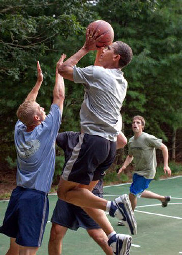 资料图：奥巴马酷爱打篮球。