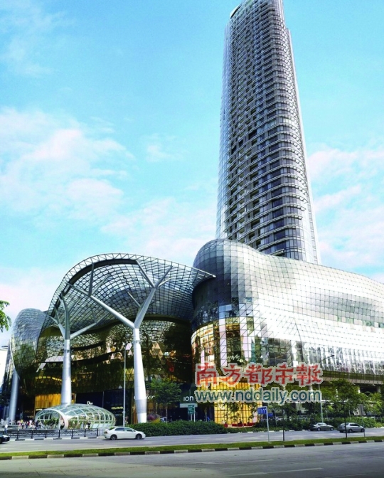 这个颇具设计感的椭圆形入口,可以连通商场,也可直通地铁站.