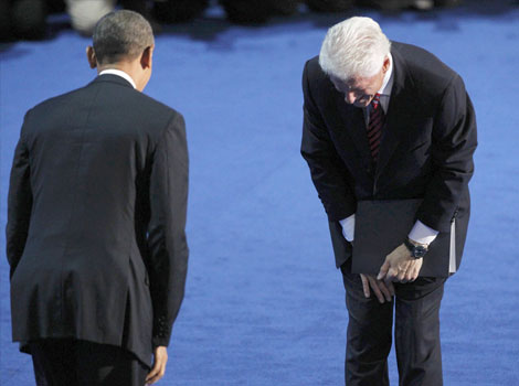 前总统克林顿向奥巴马鞠躬毕恭毕敬 (组图)