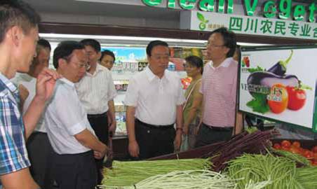 成都市人大常委会主任王东洲（前右二）率队观察“菜篮子”产品 摄影/欧剑耘