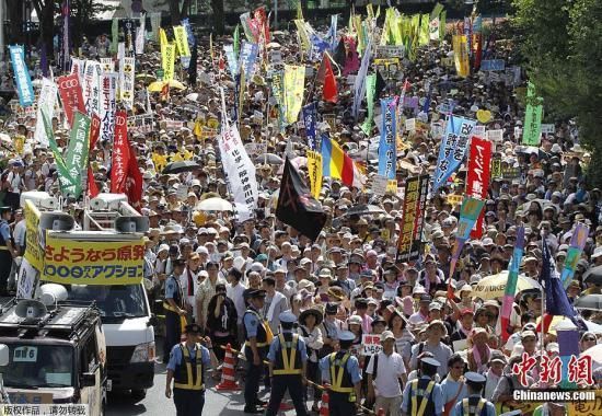 资料图：当地时间7月16日，日本东京爆发“再见核电站”大集会。据主办方透露，约有17万人参加了此次活动。集会者呼吁关闭日本所有核电站，实现“无核化”。