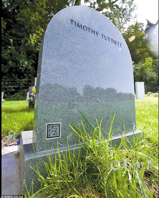 英国新型墓碑二维码藏逝者信息 手机扫描即显示