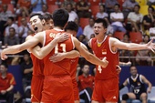 图文：2012亚洲杯中国男排夺冠 队员拥抱庆祝