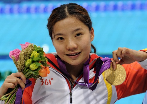 图文:2012残奥会游泳赛况 夏江波展示金牌