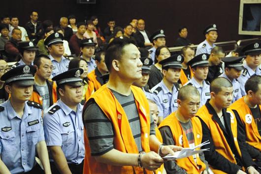 楚天金报讯 图为:庭审现场,张少波团伙成员接受法律审判