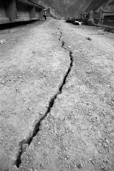 9月7日，震中彝良县洛泽河镇一段道路受地震影响出现大裂缝。新华社发
