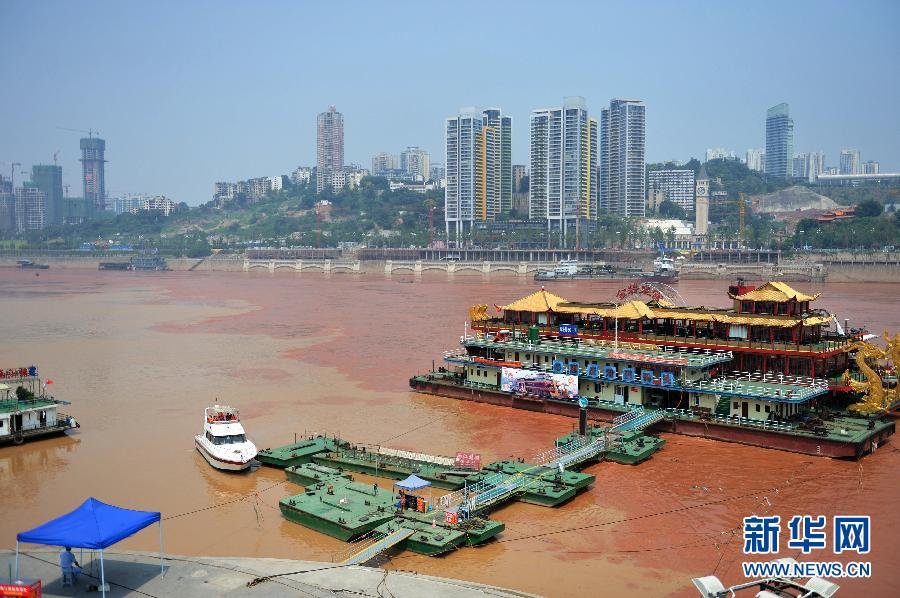 重庆长江水变红 环保局未测出有毒物质(组图)