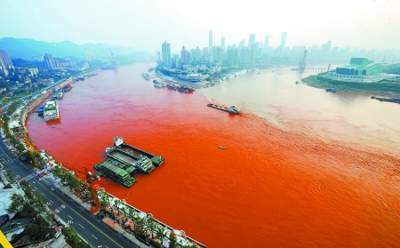 长江重庆段江水变红色 环保部门未检出有毒有害物质(组图)
