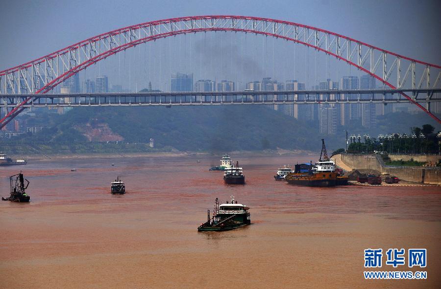 重庆长江水变红疑受污染 环保部门称未监测出