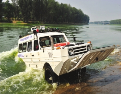 水陆两栖救援车在北京问世(图)
