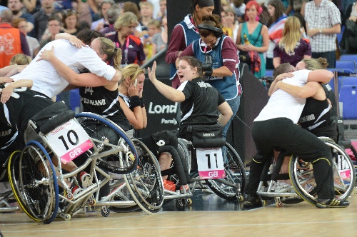 图文:残奥会轮椅篮球赛况 德国球员和教练拥抱