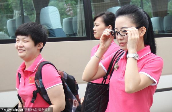 图文:9球中国公开赛宣传活动 潘晓婷戴上眼镜