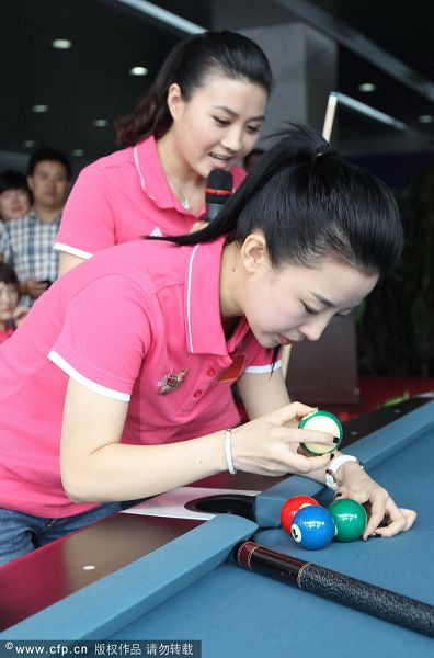 图文:9球中国公开赛宣传活动 潘晓婷忙着签名