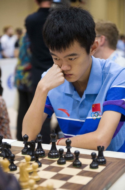 图文:国际象棋奥林匹克团体赛 丁立人在比赛中