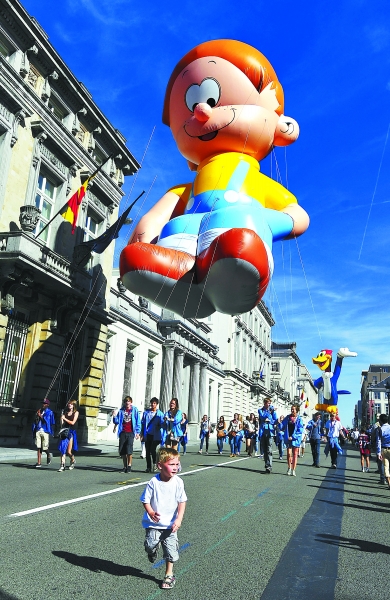 在比利时首都布鲁塞尔,一名小朋友在卡通人物