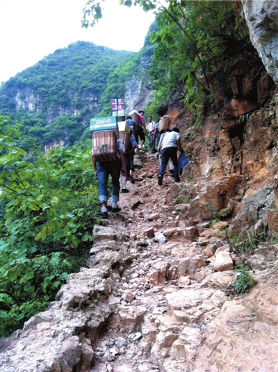 前往发路村的崎岖山路.