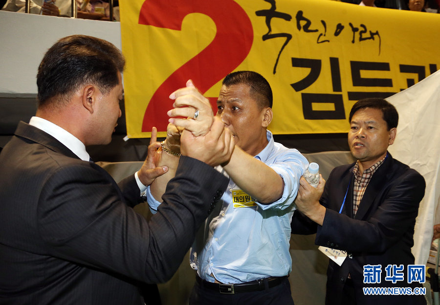 “让鸡蛋水瓶飞” 韩民主统合党总统候选人选拔再现“全武行”