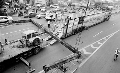 今晨6时许,一辆平板货车行至石景山双峪路一座铁道桥下时,不慎将一根