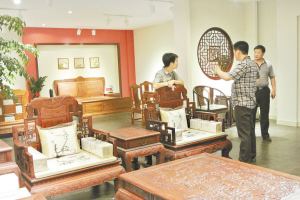 经销商在旗舰店内选购产品
